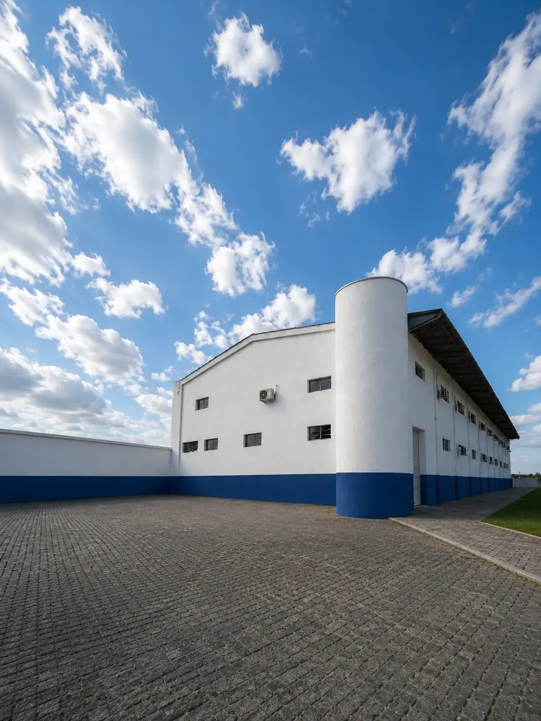 Fábrica Hazzin — produção de tintas epóxi e resinas em Itajaí, SC
