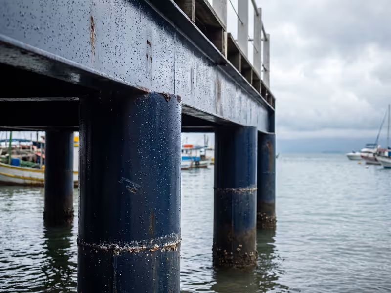 Primer epóxi anticorrosivo HZ-POX Shield protegendo estrutura metálica em ambiente marinho