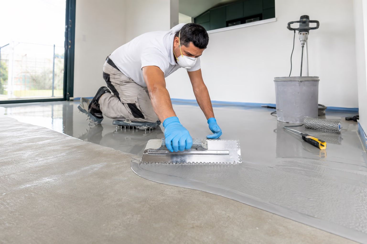 Aplicação profissional de revestimento epóxi autonivelante da linha Porcelanato Líquido Epóxi Hazzin