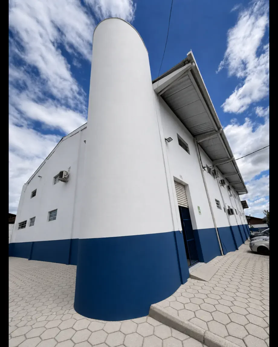 Fábrica Hazzin em Itajaí, SC — produção de kits epóxi A+B
