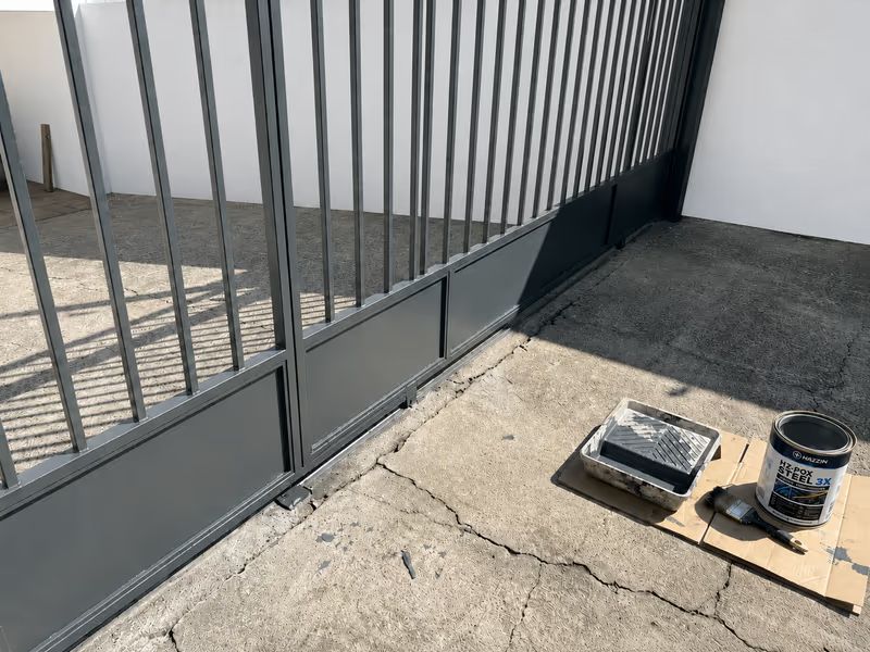 Portão e grade de aço pintados com tinta epóxi anticorrosiva cinza escuro HZ-POX Steel 3X