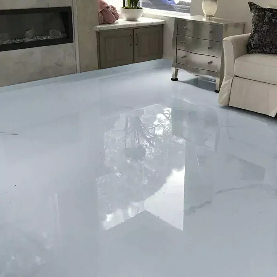 Piso de porcelanato líquido monocromático espelhado em sala de estar