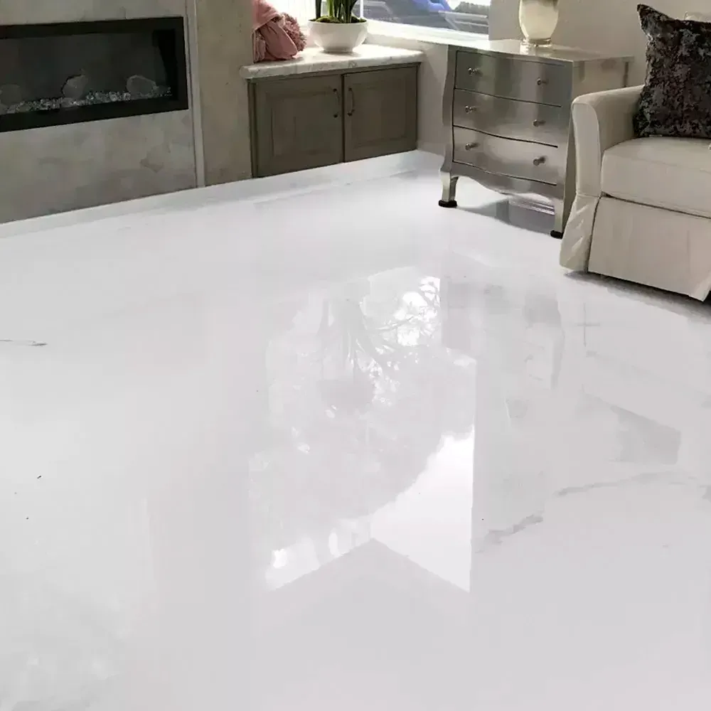 Sala de estar real com piso de porcelanato líquido branco espelhado, sem juntas — foto oficial Hazzin